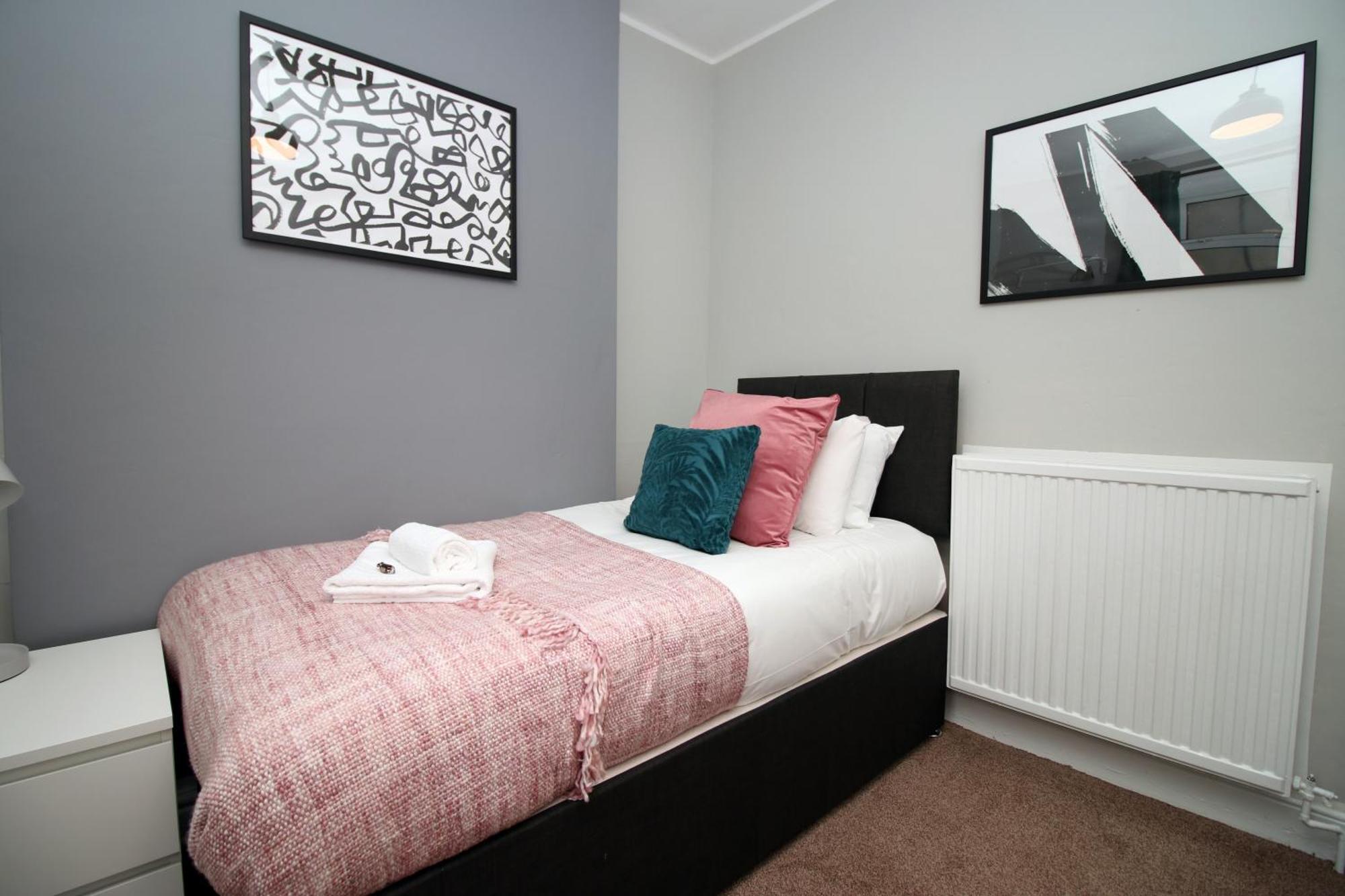 Spacious 4 Bedroom House - Moira Lodge By Ty Sa Cardiff Bagian luar foto