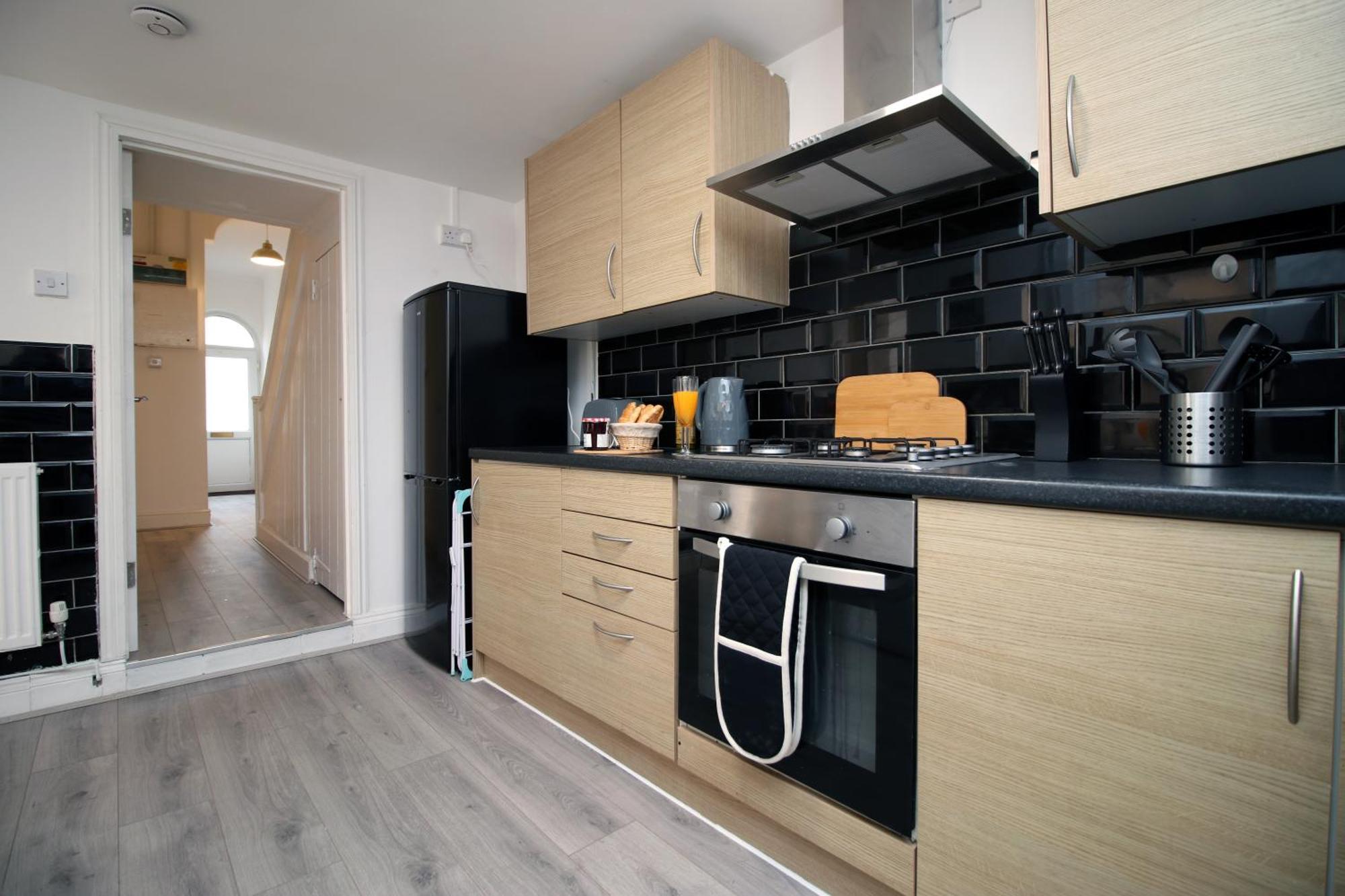 Spacious 4 Bedroom House - Moira Lodge By Ty Sa Cardiff Bagian luar foto