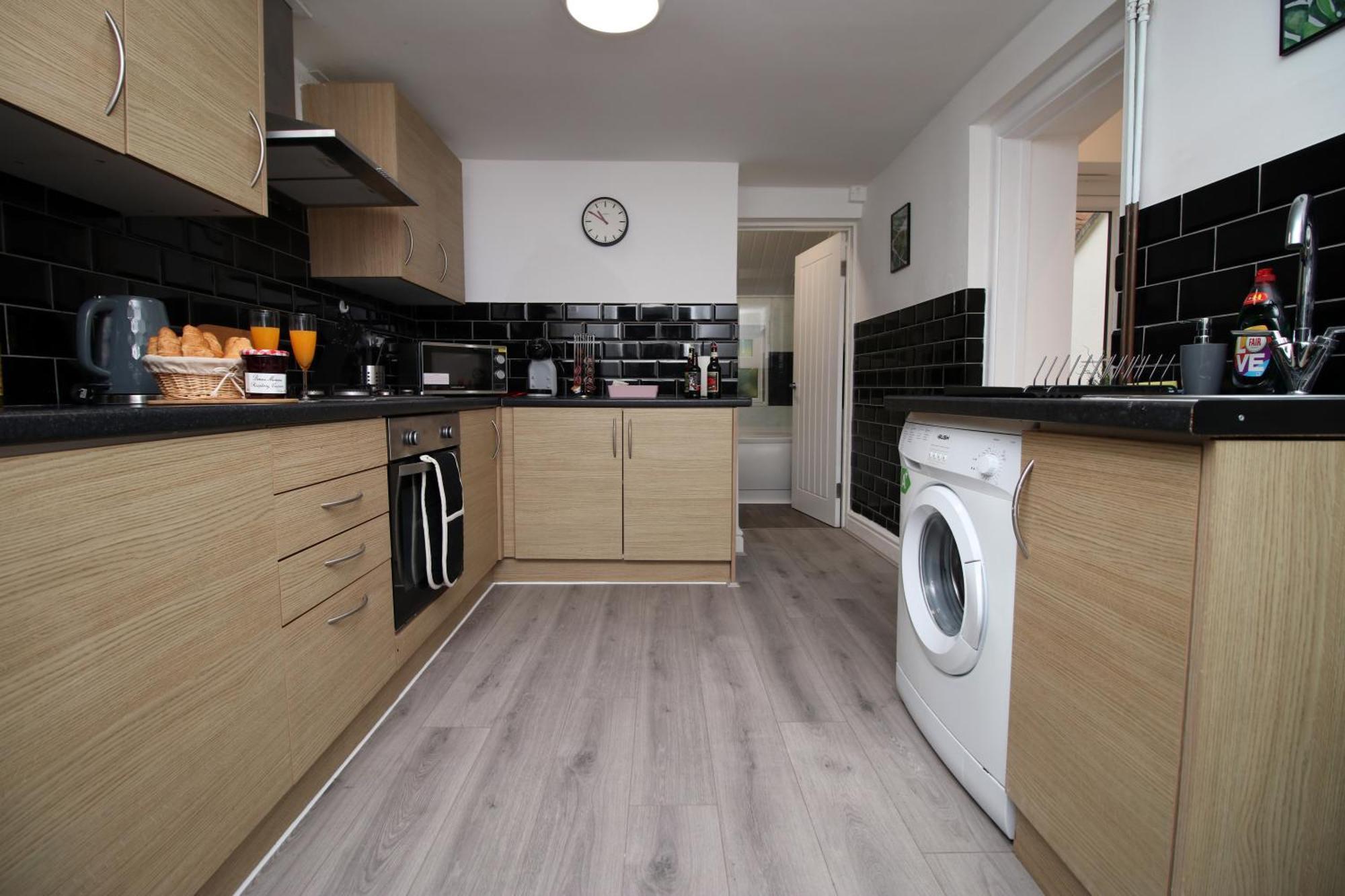 Spacious 4 Bedroom House - Moira Lodge By Ty Sa Cardiff Bagian luar foto